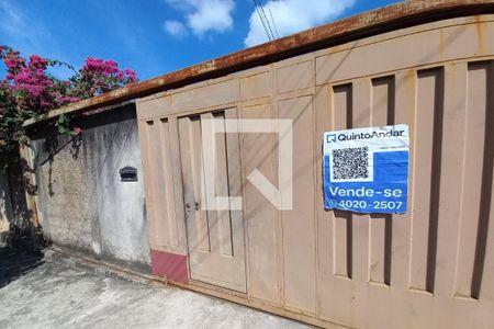 Casa à venda com 200m², 2 quartos e 2 vagas Casa à venda com 200m², 2 quartos e 2 vagasFachada