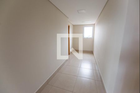 Apartamento para alugar com 225m², 4 quartos e 4 vagasCorredor de acesso à área de serviço