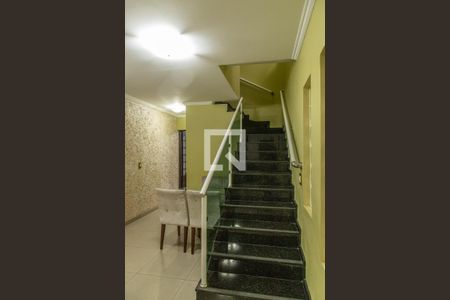 Casa à venda com 300m², 4 quartos e 2 vagasEscada