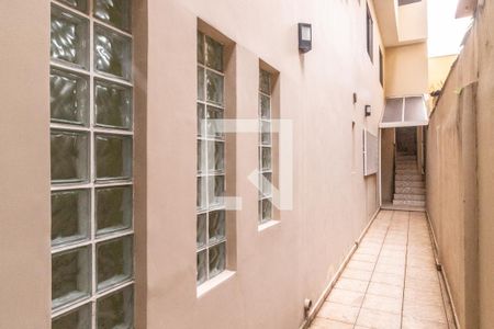 Casa à venda com 300m², 4 quartos e 2 vagasCorredor lateral externo