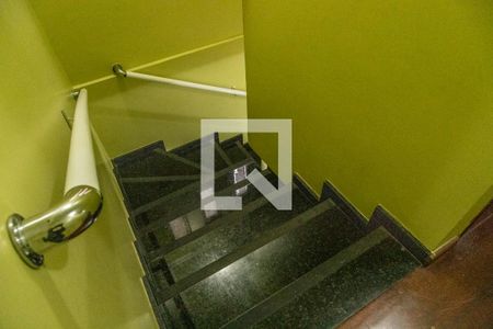 Casa à venda com 300m², 4 quartos e 2 vagasEscada