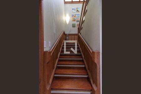 Casa à venda com 420m², 4 quartos e 4 vagasEscada