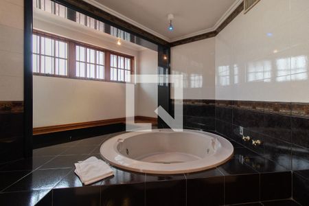 Casa à venda com 420m², 4 quartos e 4 vagasBanheiro do Quarto 1