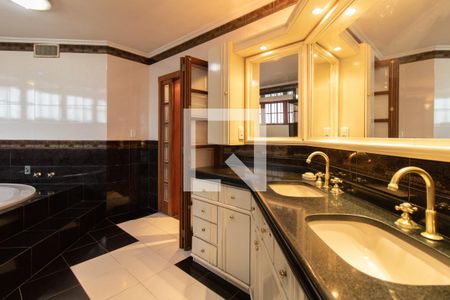 Casa à venda com 420m², 4 quartos e 4 vagasBanheiro do Quarto 1