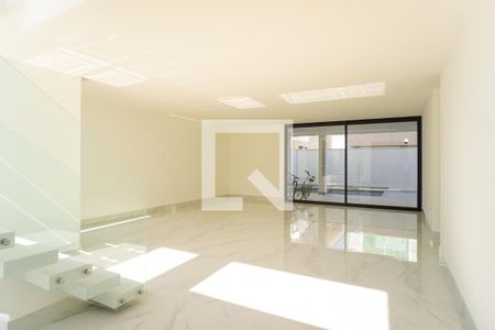 Sala de casa de condomínio à venda com 5 quartos, 400m² em Recreio dos Bandeirantes, Rio de Janeiro