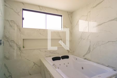 Casa de condomínio à venda com 400m², 5 quartos e 4 vagasBanheiro da Suíte 2