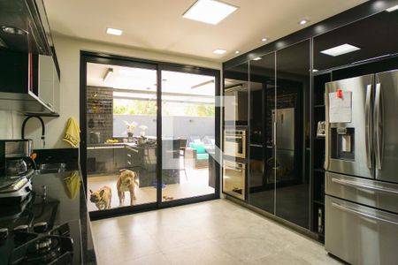 Casa de condomínio à venda com 400m², 4 quartos e 4 vagas Casa de condomínio à venda com 400m², 4 quartos e 4 vagasCozinha e Área de Serviço