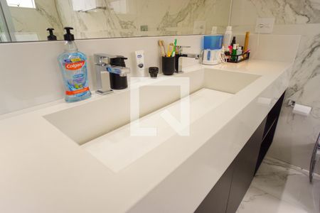 Casa de condomínio à venda com 400m², 4 quartos e 4 vagas Casa de condomínio à venda com 400m², 4 quartos e 4 vagasBanheiro da Suíte 1