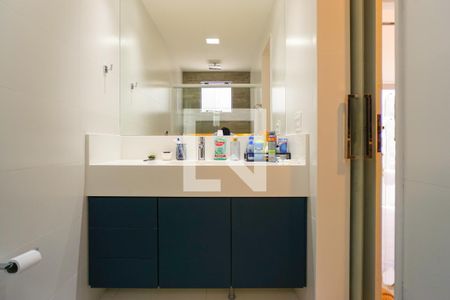 Casa de condomínio à venda com 400m², 4 quartos e 4 vagas Casa de condomínio à venda com 400m², 4 quartos e 4 vagasBanheiro da Suíte 2