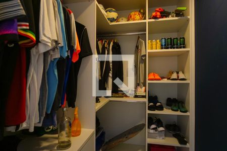 Casa de condomínio à venda com 400m², 4 quartos e 4 vagas Casa de condomínio à venda com 400m², 4 quartos e 4 vagasCloset da suíte 2