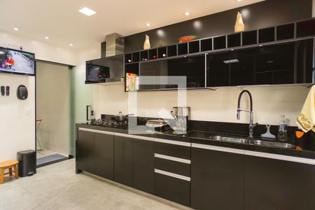 Casa de condomínio à venda com 400m², 4 quartos e 4 vagas Casa de condomínio à venda com 400m², 4 quartos e 4 vagasCozinha e Área de Serviço