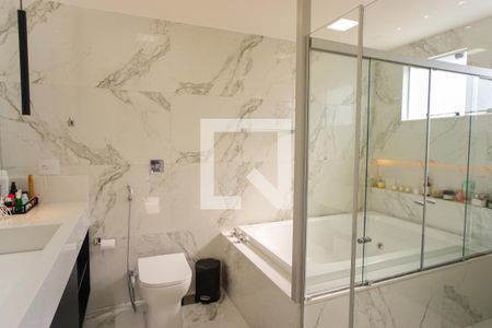 Casa de condomínio à venda com 400m², 4 quartos e 4 vagas Casa de condomínio à venda com 400m², 4 quartos e 4 vagasBanheiro da Suíte 1