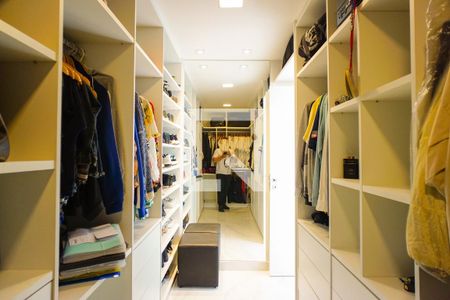 Casa de condomínio à venda com 400m², 4 quartos e 4 vagas Casa de condomínio à venda com 400m², 4 quartos e 4 vagasCloset da suíte 1