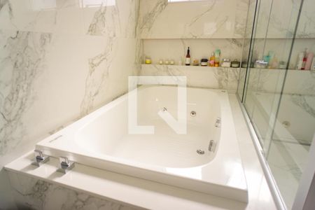 Casa de condomínio à venda com 400m², 4 quartos e 4 vagas Casa de condomínio à venda com 400m², 4 quartos e 4 vagasBanheiro da Suíte 1