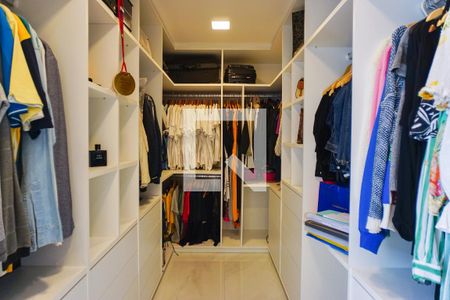 Casa de condomínio à venda com 400m², 4 quartos e 4 vagas Casa de condomínio à venda com 400m², 4 quartos e 4 vagasCloset da suíte 2