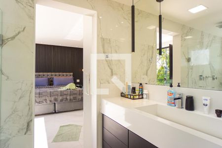 Casa de condomínio à venda com 400m², 4 quartos e 4 vagas Casa de condomínio à venda com 400m², 4 quartos e 4 vagasBanheiro da Suíte 1