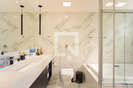 Casa de condomínio à venda com 400m², 4 quartos e 4 vagas Casa de condomínio à venda com 400m², 4 quartos e 4 vagasBanheiro da Suíte 1