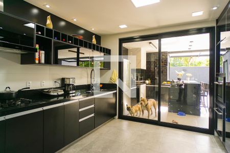 Casa de condomínio à venda com 400m², 4 quartos e 4 vagas Casa de condomínio à venda com 400m², 4 quartos e 4 vagasCozinha e Área de Serviço