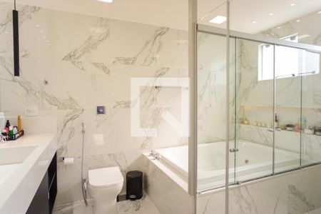 Casa de condomínio à venda com 400m², 4 quartos e 4 vagas Casa de condomínio à venda com 400m², 4 quartos e 4 vagasBanheiro da Suíte 1