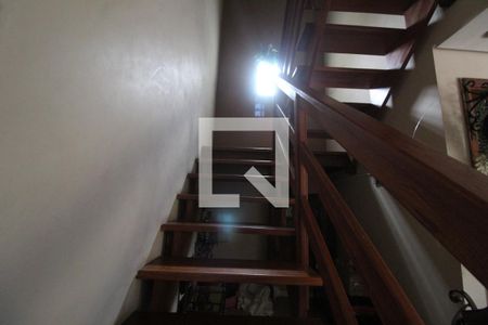 Casa para alugar com 200m², 5 quartos e 4 vagasEscada