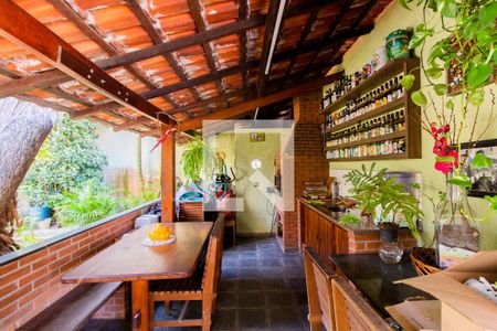 Casa à venda com 341m², 2 quartos e 3 vagas Casa à venda com 341m², 2 quartos e 3 vagasChurrasqueira