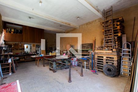 Casa à venda com 341m², 2 quartos e 3 vagas Casa à venda com 341m², 2 quartos e 3 vagasGalpão