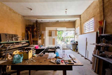 Casa à venda com 341m², 2 quartos e 3 vagas Casa à venda com 341m², 2 quartos e 3 vagasGalpão