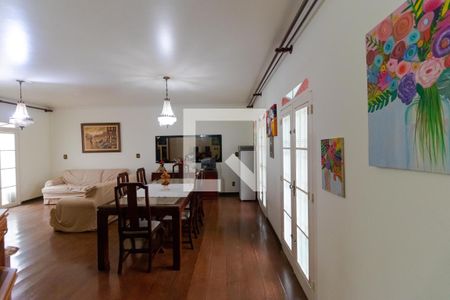 Casa à venda com 363m², 4 quartos e 6 vagas Casa à venda com 363m², 4 quartos e 6 vagasSalas