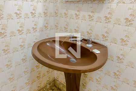 Casa à venda com 448m², 4 quartos e 4 vagas Casa à venda com 448m², 4 quartos e 4 vagasDetalhe Banheiro