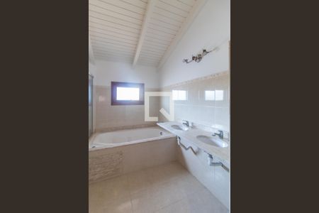 Casa de condomínio para alugar com 255m², 4 quartos e 4 vagasBanheiro do Quarto 4