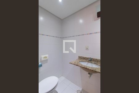 Casa de condomínio para alugar com 255m², 4 quartos e 4 vagasBanheiro do Quarto 2