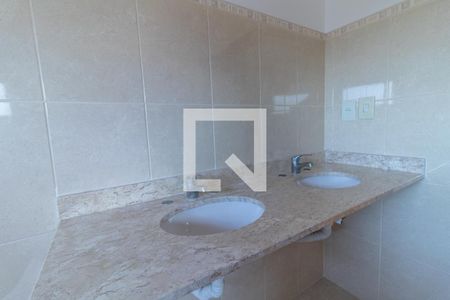 Casa de condomínio para alugar com 255m², 4 quartos e 4 vagasBanheiro do Quarto 4