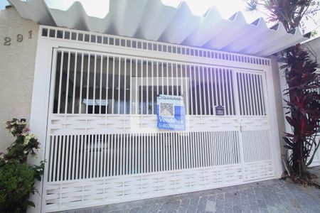 Casa à venda com 235m², 3 quartos e 2 vagasFachada