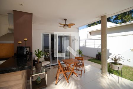 Casa de condomínio à venda com 184m², 3 quartos e 4 vagas Casa de condomínio à venda com 184m², 3 quartos e 4 vagasQuintal com Churrasqueira