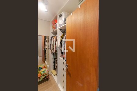 Casa de condomínio à venda com 184m², 3 quartos e 4 vagas Casa de condomínio à venda com 184m², 3 quartos e 4 vagasCloset da Suite 02