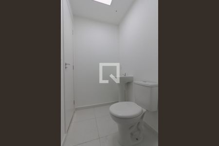 Banheiro de apartamento para alugar com 2 quartos, 46m² em Parque Industrial Tomas Edson, São Paulo