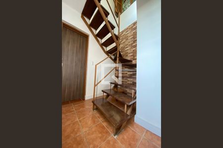 Casa à venda com 340m², 4 quartos e 3 vagasEscada