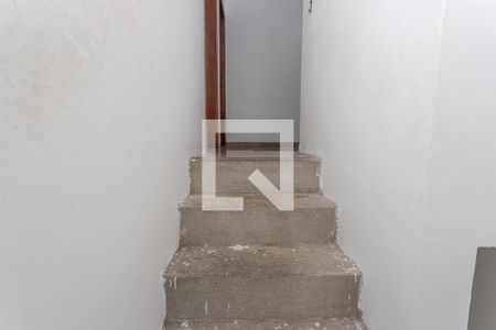 Casa à venda com 431m², 4 quartos e 8 vagas Casa à venda com 431m², 4 quartos e 8 vagasEscada para os quartos