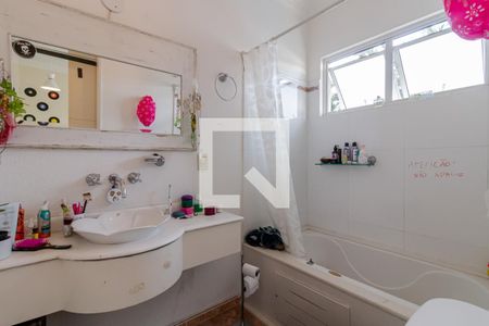 Casa à venda com 858m², 6 quartos e 6 vagasBanheiro da Suíte 3