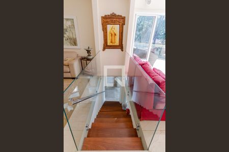 Casa à venda com 858m², 6 quartos e 6 vagasEscada para Espaço Gourmet 