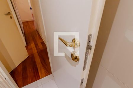 Casa à venda com 858m², 6 quartos e 6 vagasBanheiro da Suíte 5 -Porta Blindada 
