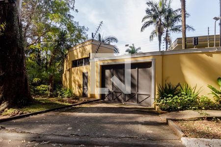 Casa à venda com 858m², 6 quartos e 6 vagasFachada