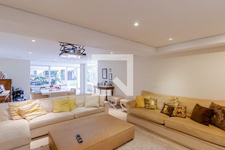 Casa à venda com 858m², 6 quartos e 6 vagasSala de TV