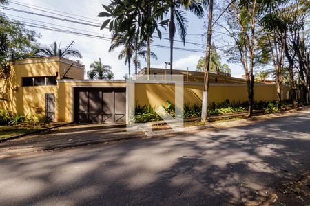Casa à venda com 858m², 6 quartos e 6 vagasFachada