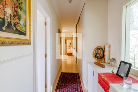 Casa à venda com 858m², 6 quartos e 6 vagasCorredor