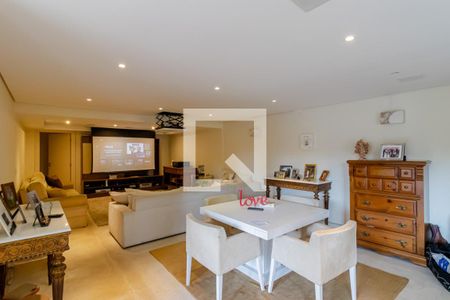 Casa à venda com 858m², 6 quartos e 6 vagasSala de TV