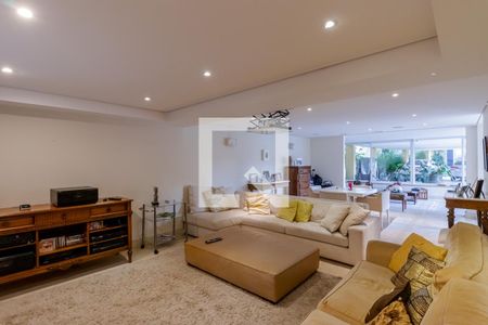 Casa à venda com 858m², 6 quartos e 6 vagasSala de TV