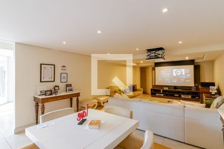 Casa à venda com 858m², 6 quartos e 6 vagasSala de TV