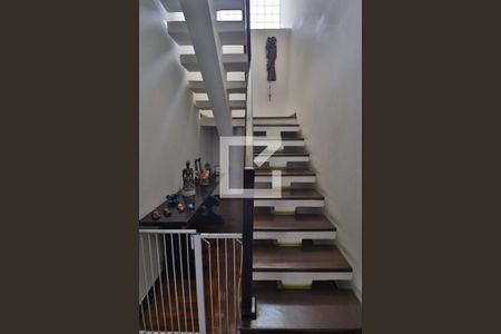 Casa à venda com 600m², 5 quartos e 2 vagasEscadas