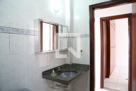 Banheiro social de apartamento para alugar com 2 quartos, 60m² em Guilhermina, Praia Grande